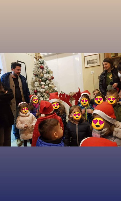 Παραδοσιακά κάλαντα και χριστουγεννιάτικες μελωδίες έψαλλαν στον Δήμαρχο Νάουσας Νικόλα Καρανικόλα παιδιά, μαθητές και πολιτιστικοί φορείς